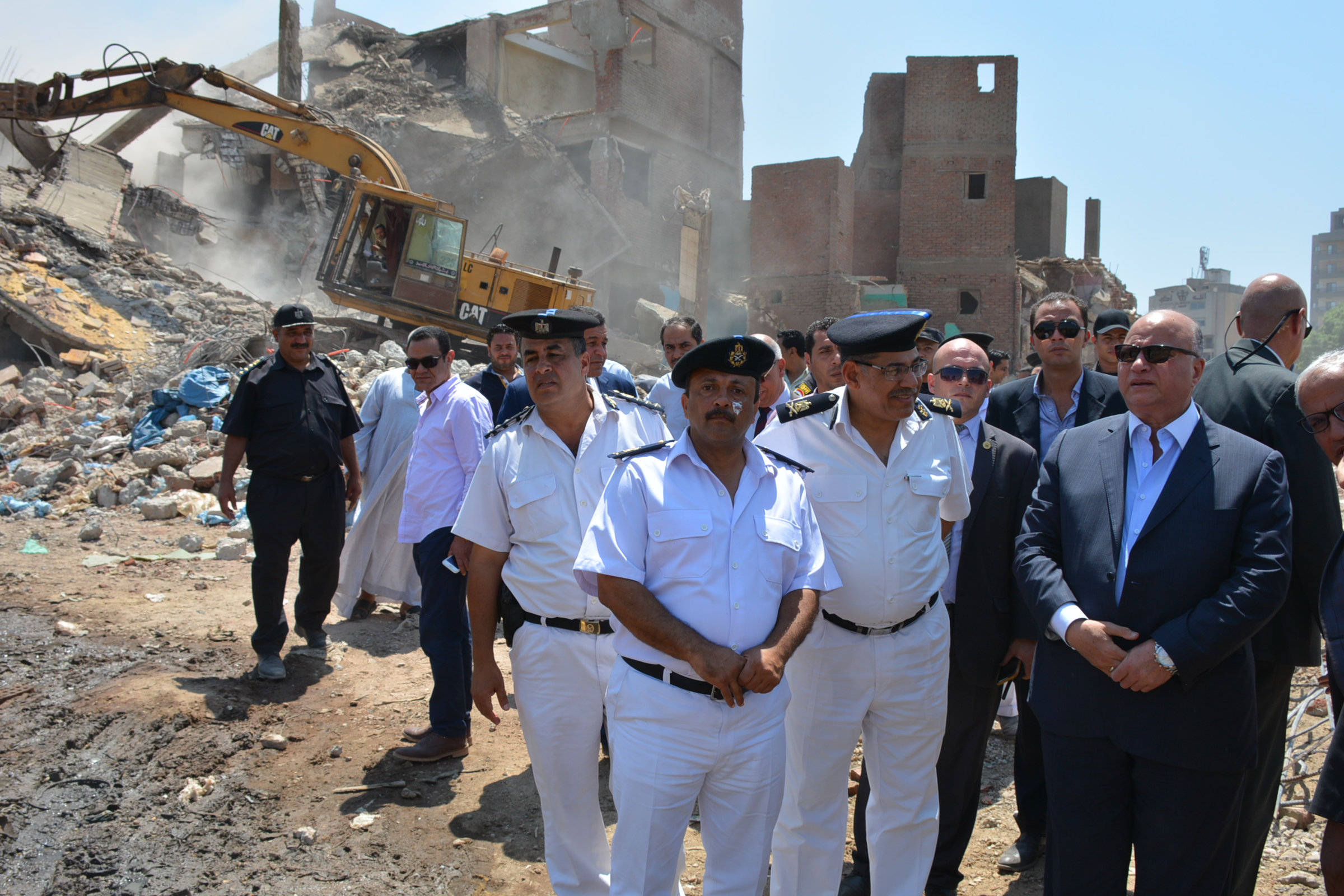 محافظ القاهرة يتفقد أعمال إزالة المدابغ وعقارات أبو السعود (4)