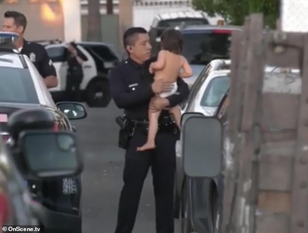 شرطى يعثر على طفلة بعد إنتحار والدها وقتل أمها (1)