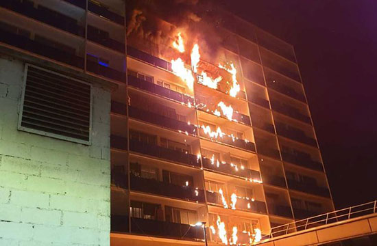 النيران تلتهم واجهة المستشفى