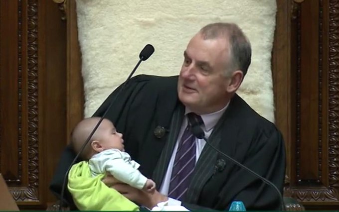 رئيس البرلمان يداعب الطفل