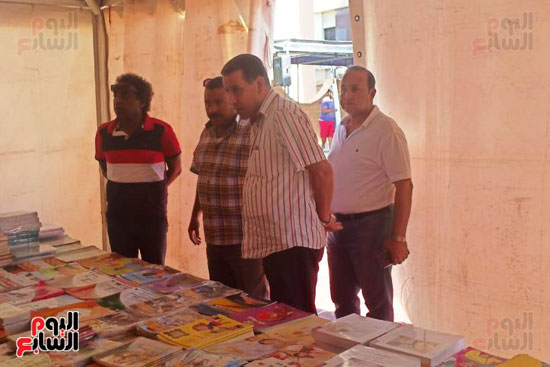 رئيس-قصور-الثقافة-يتفقد-معرض-مرسى-مطروح-للكتاب--قبل-افتتاحه-(8)
