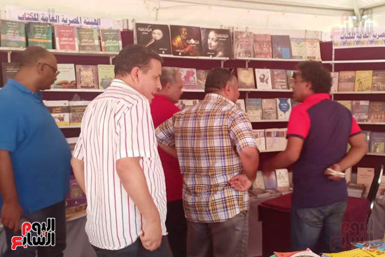 رئيس-قصور-الثقافة-يتفقد-معرض-مرسى-مطروح-للكتاب--قبل-افتتاحه-(4)