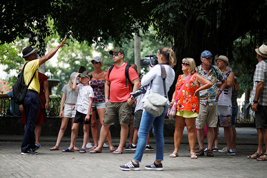 السياح فى هافانا يستمتعون بالمعالم التاريخية والمبانى الأثرية (9)