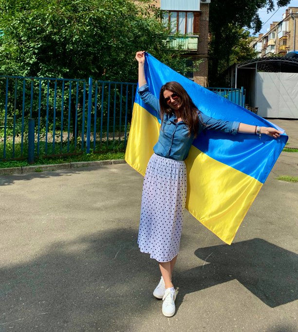 فتاة أوكرانية تحتفل بعلم بلادها