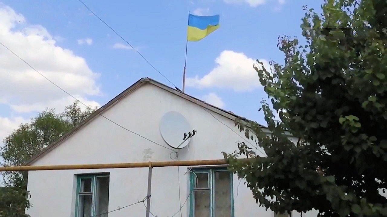 العلم فوق منازل الأوكرانيين