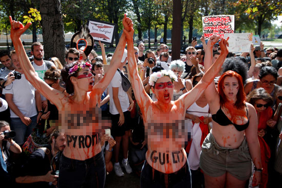 نساء بصدور عارية يتقدمن احتجاجات فى فرنسا