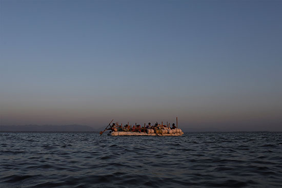 لاجئون من الروهينجا يبحرون على طوف مرتجل