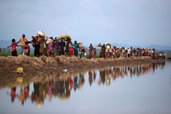 لاجئون الروهينجا يواصلون طريقهم بعد عبورهم من ميانمار إلى بالانغ خالي