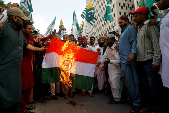 احراق العلم الهندى