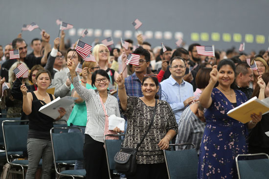 الاف المهاجرين يحصلون على الجنسية الامريكية