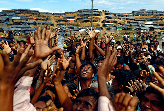 لاجئون الروهينجا يمدون أيديهم لتلقي المساعدات