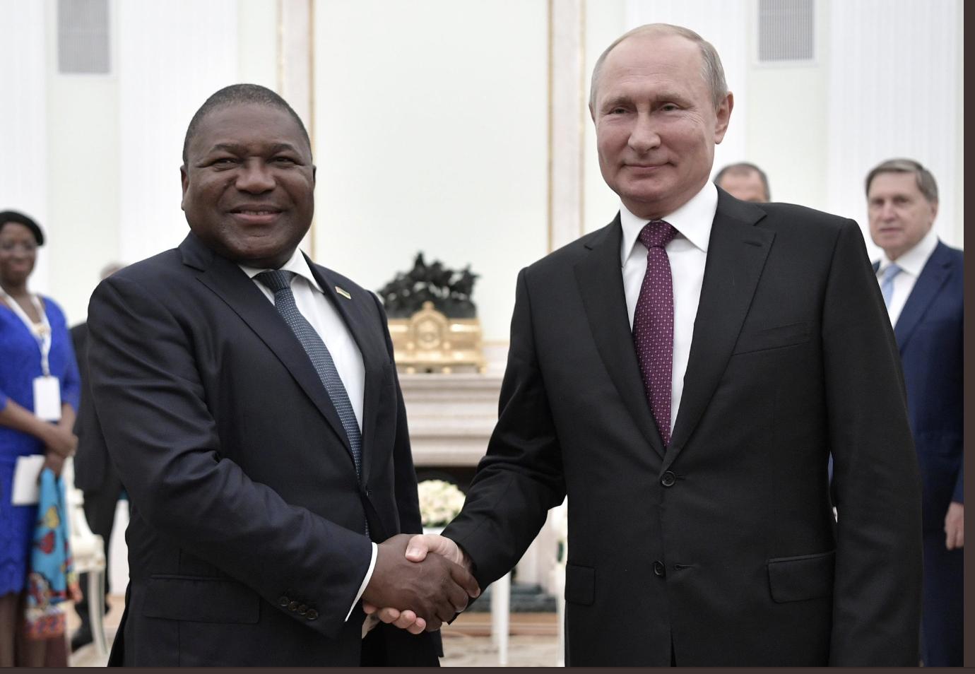 رئيس موزمبيق مع نظيره الروسى