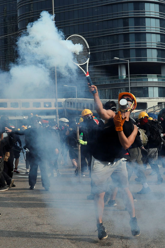 تبادل إطلاق الغاز المسيل بين الشرطة والمحتجين