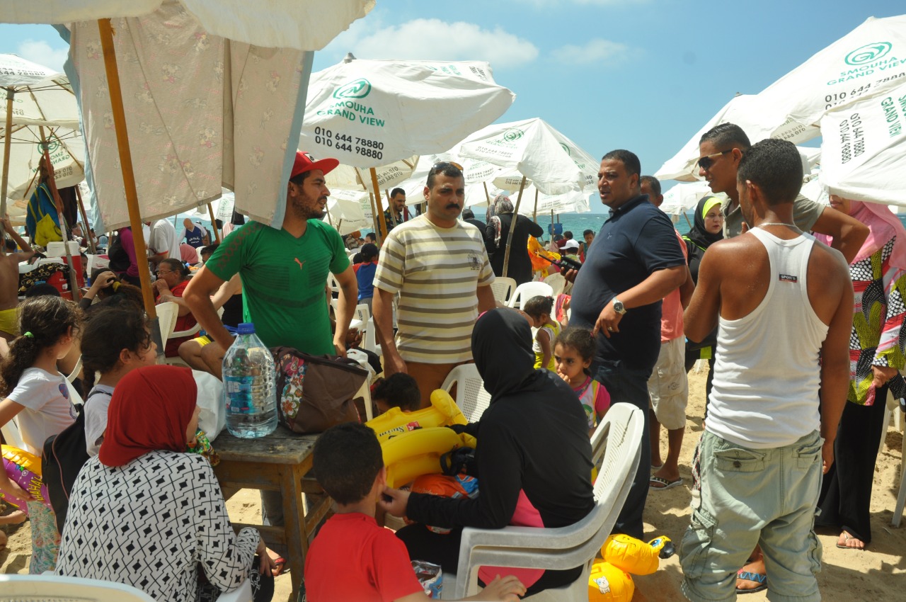 جولة رئيس الإدارة المركزة للسياحة والمصايف على شواطئ الإسكندرية (2)