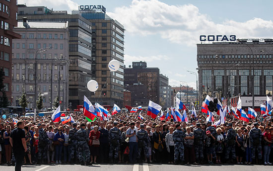 الالاف يرفعون علم روسيا خلال مسيرات الاحتفال