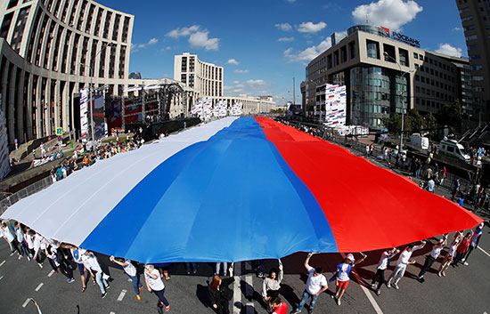 أكبر علم روسى خلال مسيرة الاحتفال