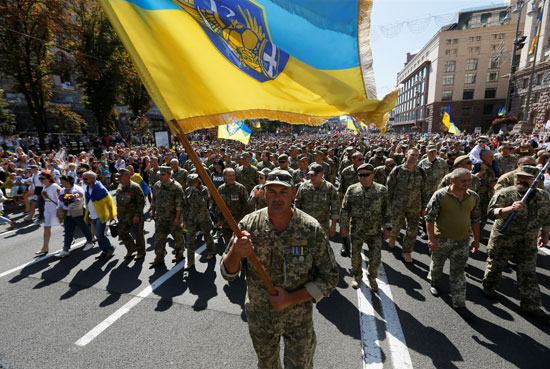 مئات العسكريين يحتفلون فى كييف