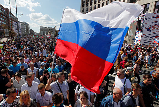 علم روسيا يرفرف خلال الاحتفالات