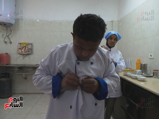 أول-مبادرة-فى-صعيد-مصر-لتعليم-ذوى-الاحتياجات-الخاصة-فنون-الطهى-بمركز-التدريب-الحرفى-للمعاقين-بأسوان-(8)