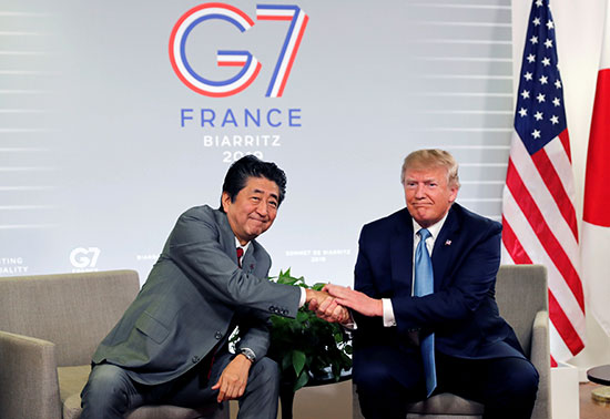 جانب من لقاء ترامب ورئيس الوزراء اليابانى (1)