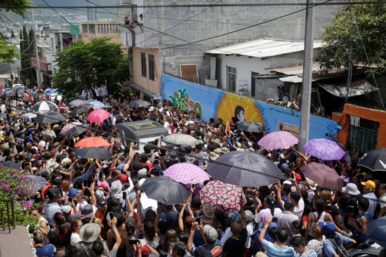 الآلاف يشيعون جثمان المغنى والملحن المكسيكى سيلسو بينا