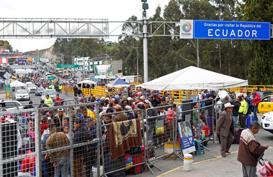 الآلاف الفنزويليين يفرون إلى الإكوادور