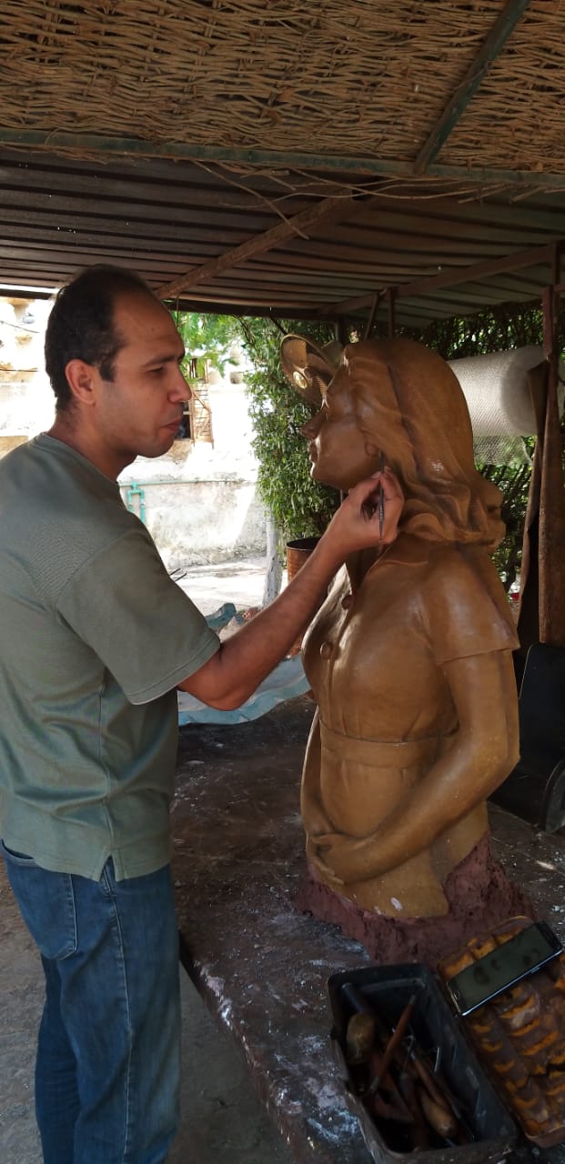 تمثال ليلى مراد خلال نحته (4)