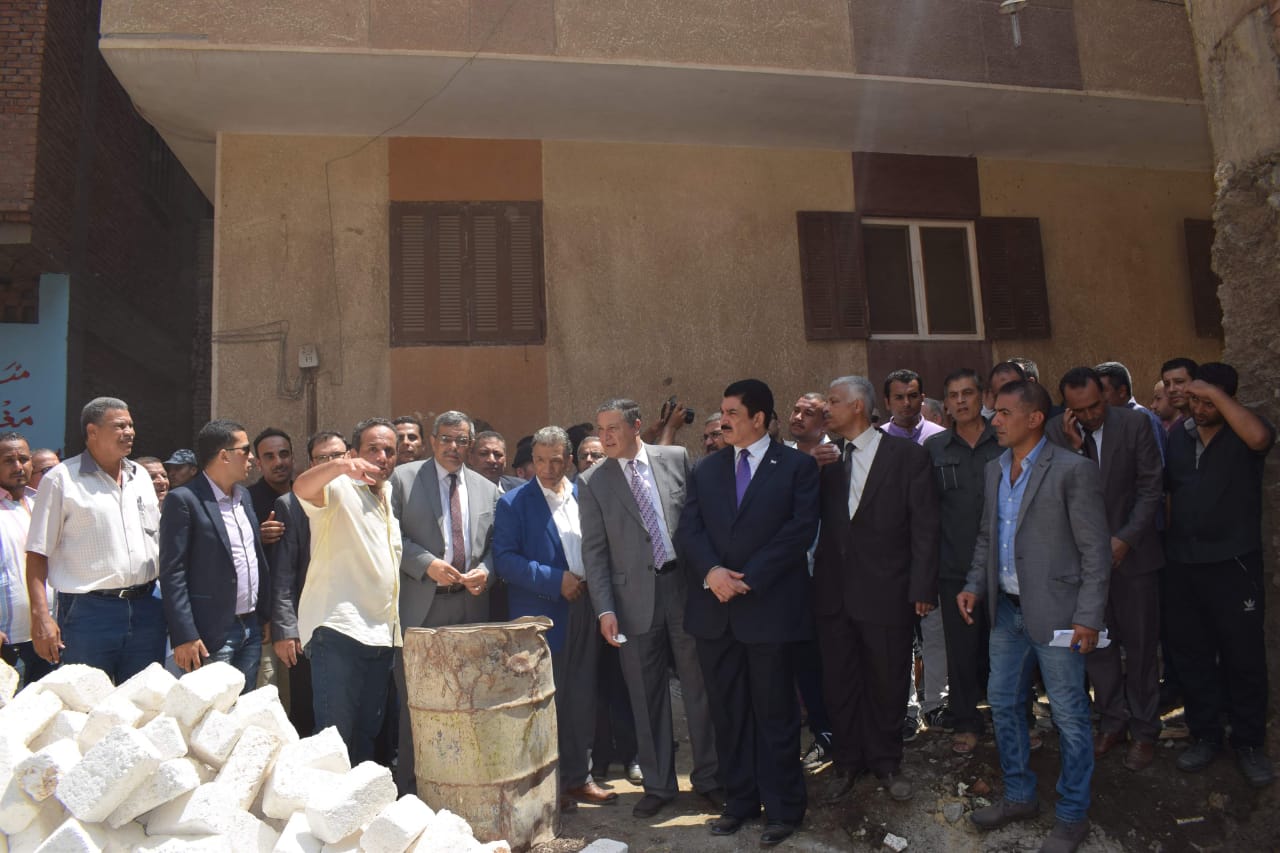 محافظ القليوبية ورئيس جامعة بنها يتفقدان مشروع تطوير قرية كفر فرسيس (7)