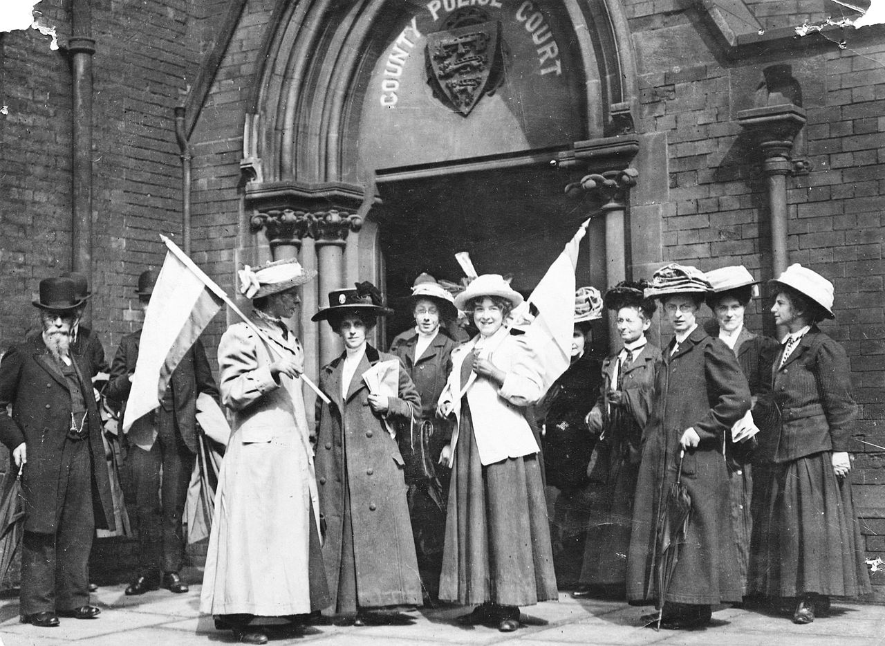 مناضلات بريطانيات ينادون بحق المرأة في التصويت عام 1911