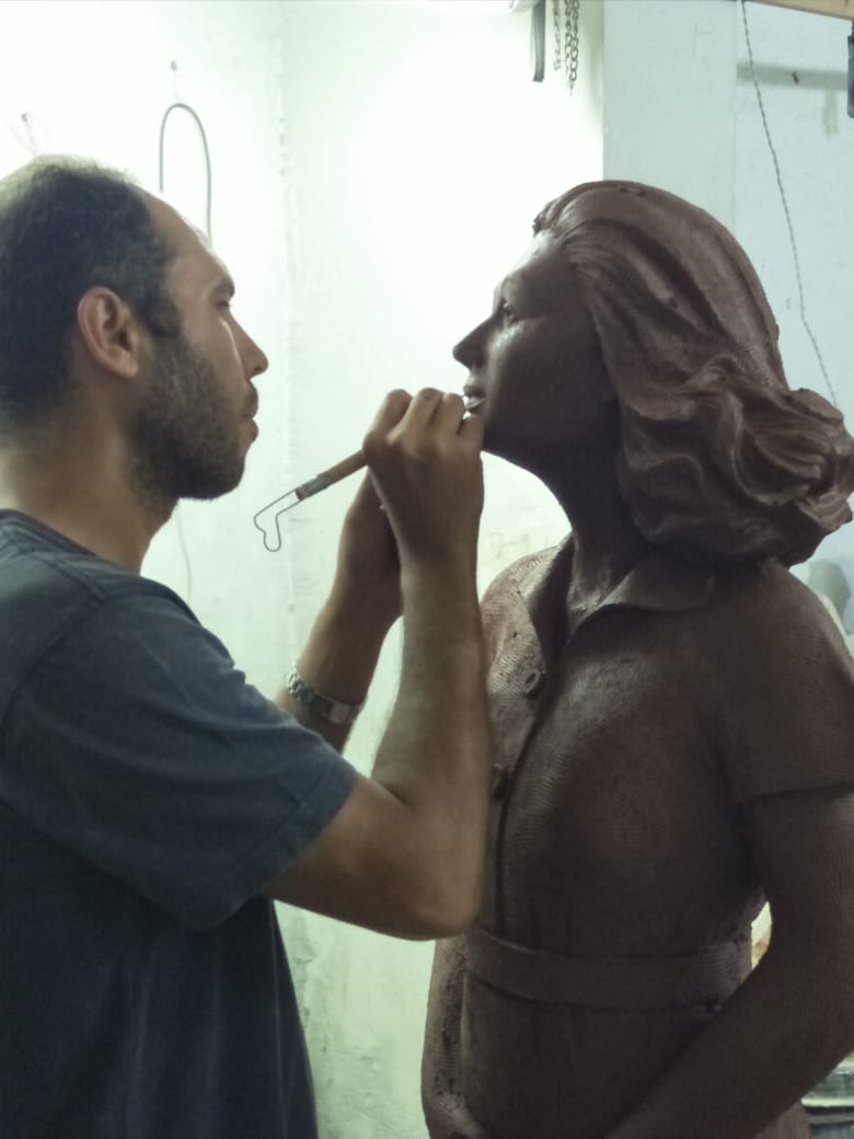 تمثال ليلى مراد خلال نحته (3)
