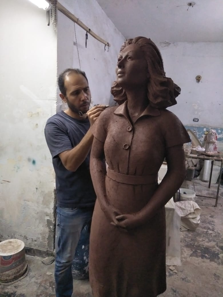 تمثال ليلى مراد خلال نحته (1)