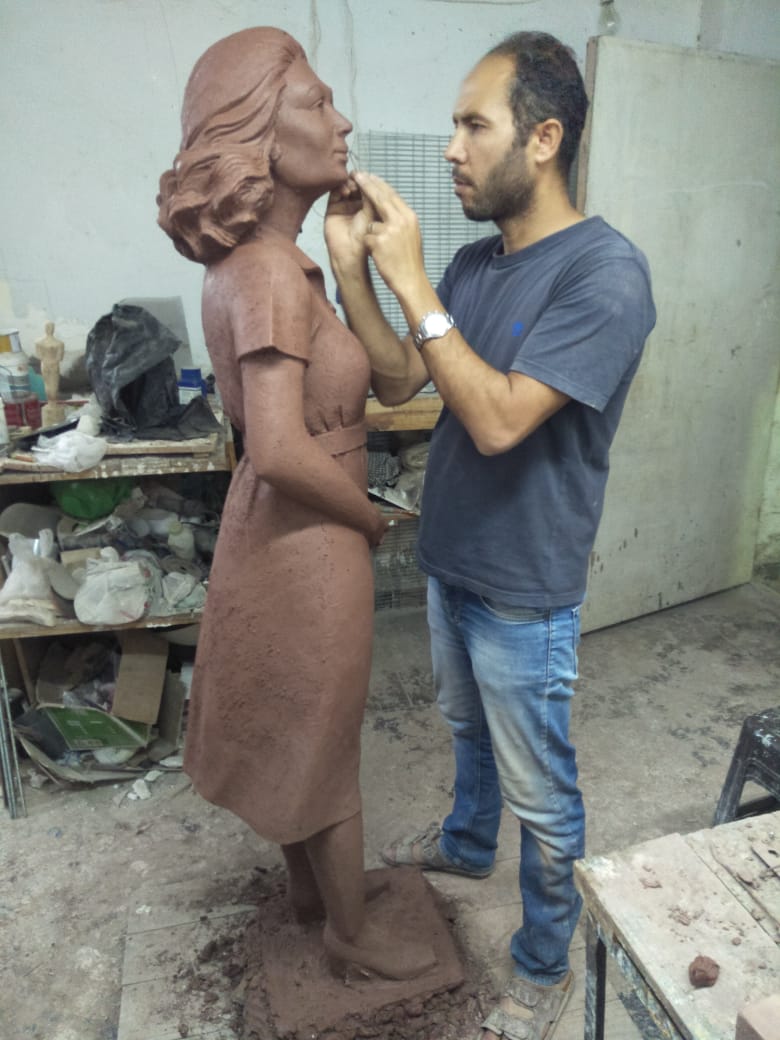 تمثال ليلى مراد خلال نحته (2)
