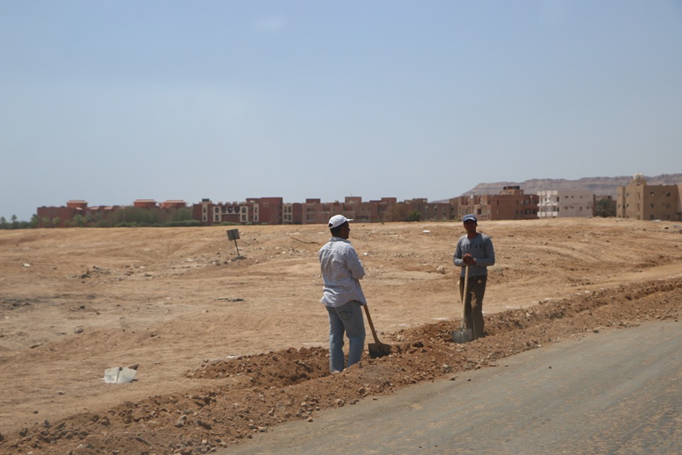 محافظ جنوب سيناء يتابع رصف وتجميل الطرق (3)