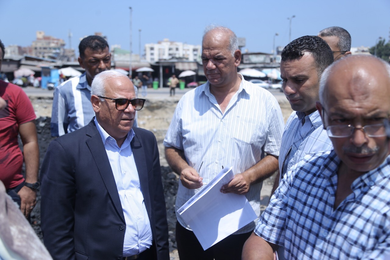 محافظ بورسعيد يتابع العمل بسوق الخضار (7)