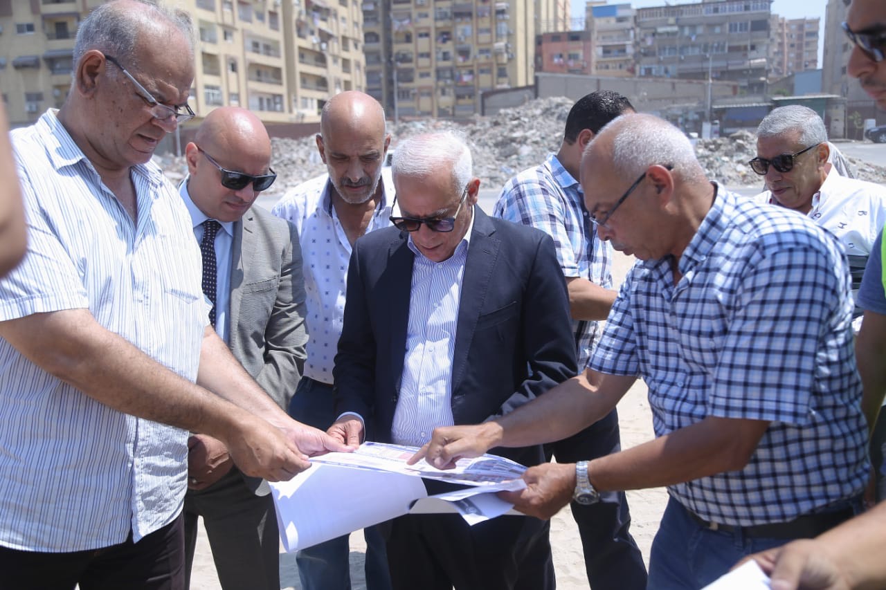 محافظ بورسعيد يتابع العمل بسوق الخضار (6)