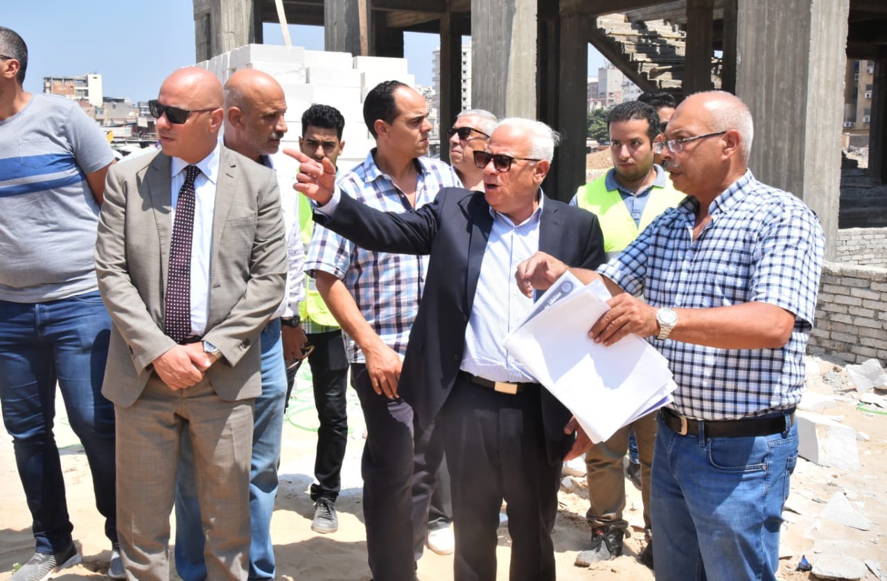 محافظ بورسعيد يتابع العمل بسوق الخضار (3)