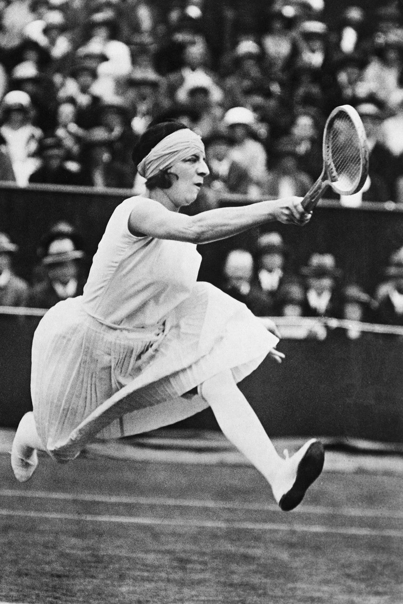سوزان لينغلن تلعب في بطولة فردي السيدات للتنس في ويمبلدون ، 1920.