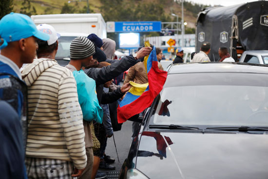 آلاف-الفنزويليين-يغلقون-الجسر
