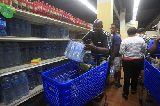رجل يشترى مياه من أحد المتاجر