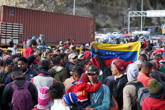 جانب-من-تكدس-الفنزويليين-على-الجسر