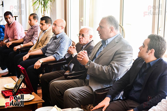 محافظ بورسعيد يمنح رئيس بعثة منتخب اليد 5 آلاف جنيه شهريا مدى الحياة (7)