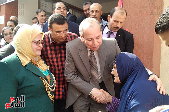 محافظ كفر الشيخ يقبل رأس سيدة عجوز ويقرر إجراء عملية جراحية (4)