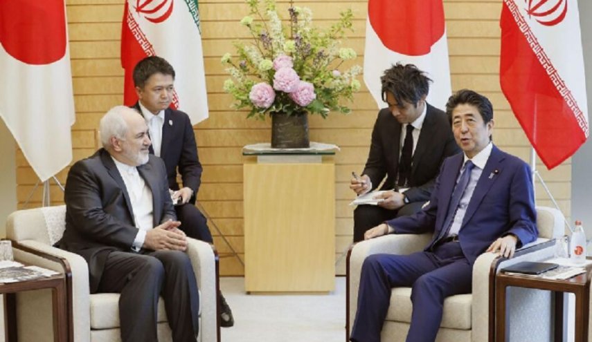ظريف مع رئيس الوزراء اليابانى شينزو آبى