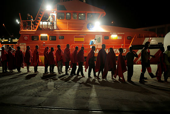 مهاجرون يصلون ميناء ملقا الإسبانى بعد رفض إيطاليا استقبالهم (3)