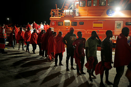 مهاجرون يصلون ميناء ملقا الإسبانى بعد رفض إيطاليا استقبالهم (10)