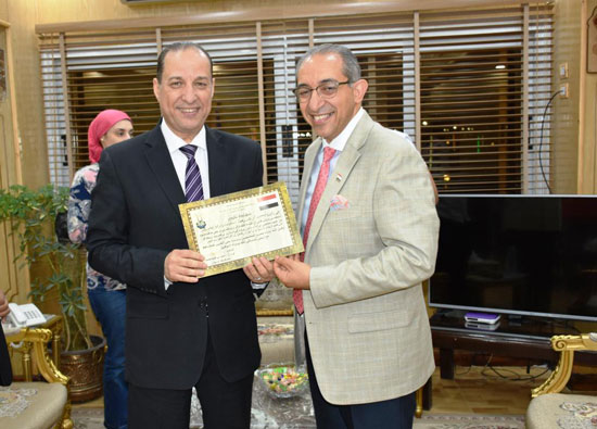 نائب محافظ أسوان يكرم جراح أورام مصرى بجامعة ميريلاند الأمريكية (4)