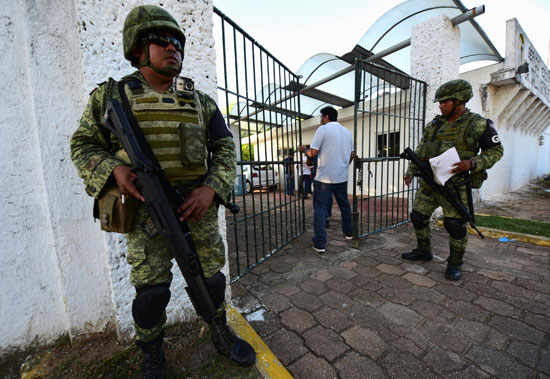 القوات-المكسيكية-تتحفظ-على-مكان-الحادث