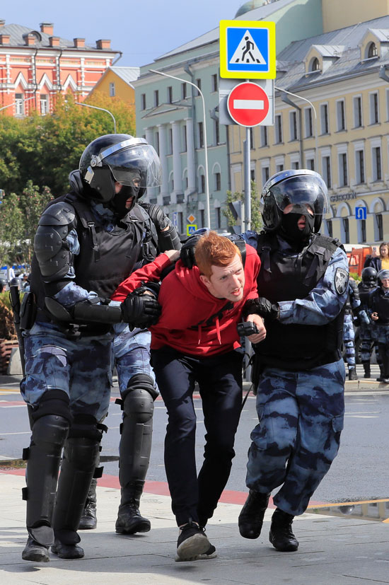 الشرطة الروسية تعتقل متظاهر
