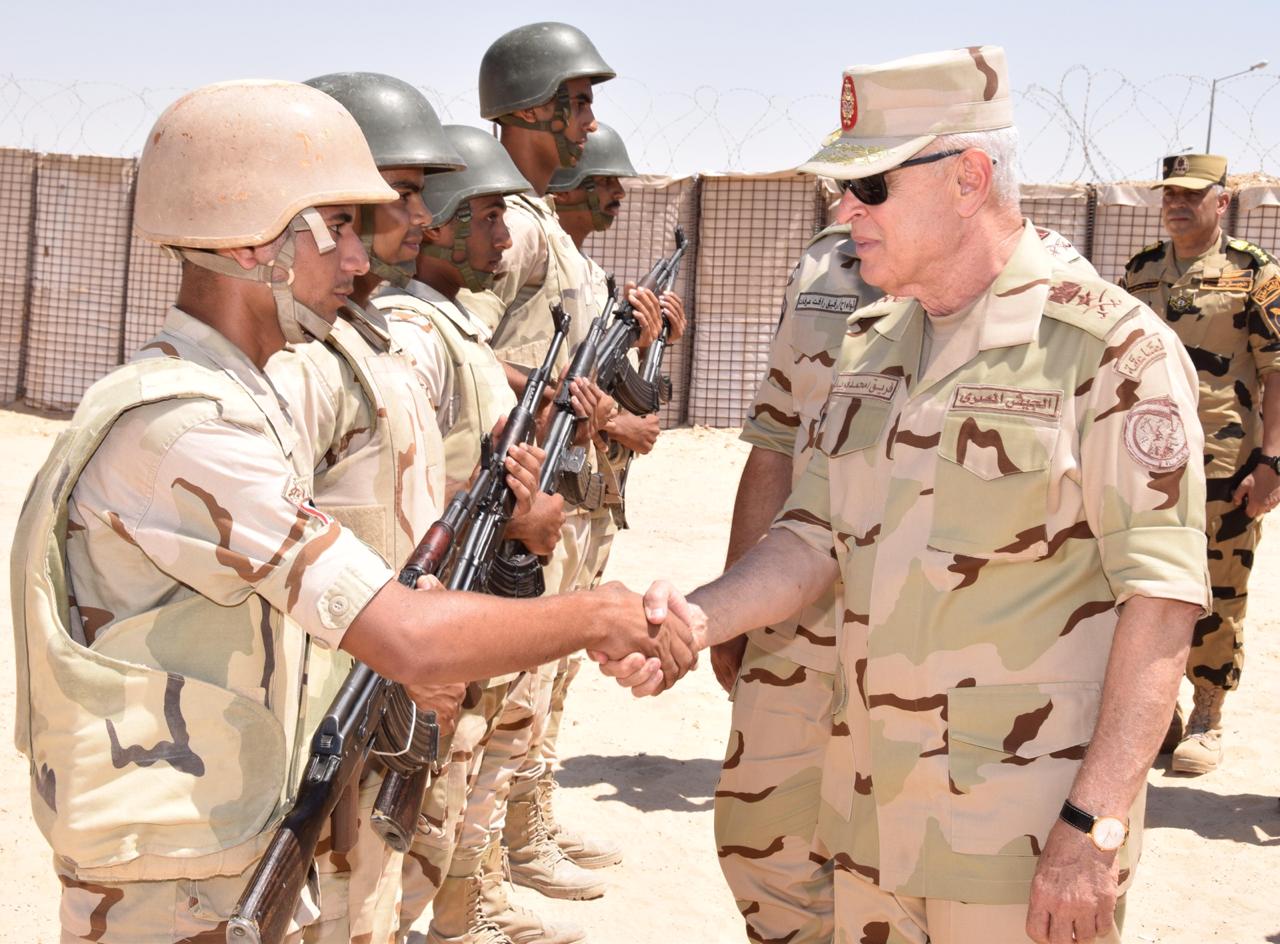 رئيس الأركان يتفقد قوات تأمين شمال سيناء ويزور عدد من الكمائن (1)