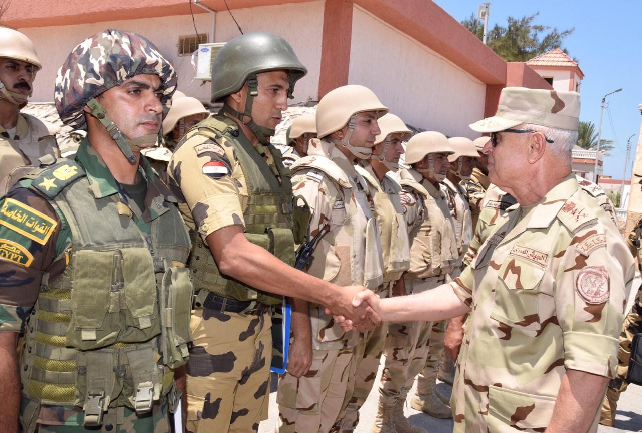 رئيس الأركان يتفقد قوات تأمين شمال سيناء ويزور عدد من الكمائن (3)